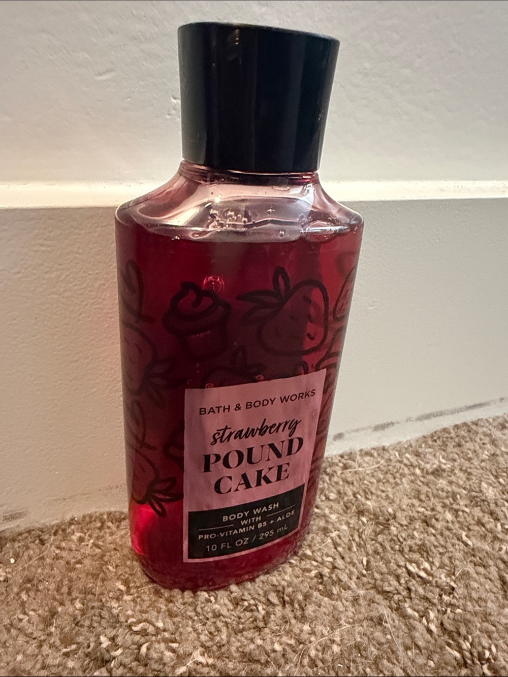 Bath & Body Works Strawberry Pound Cake Body Wash - Red